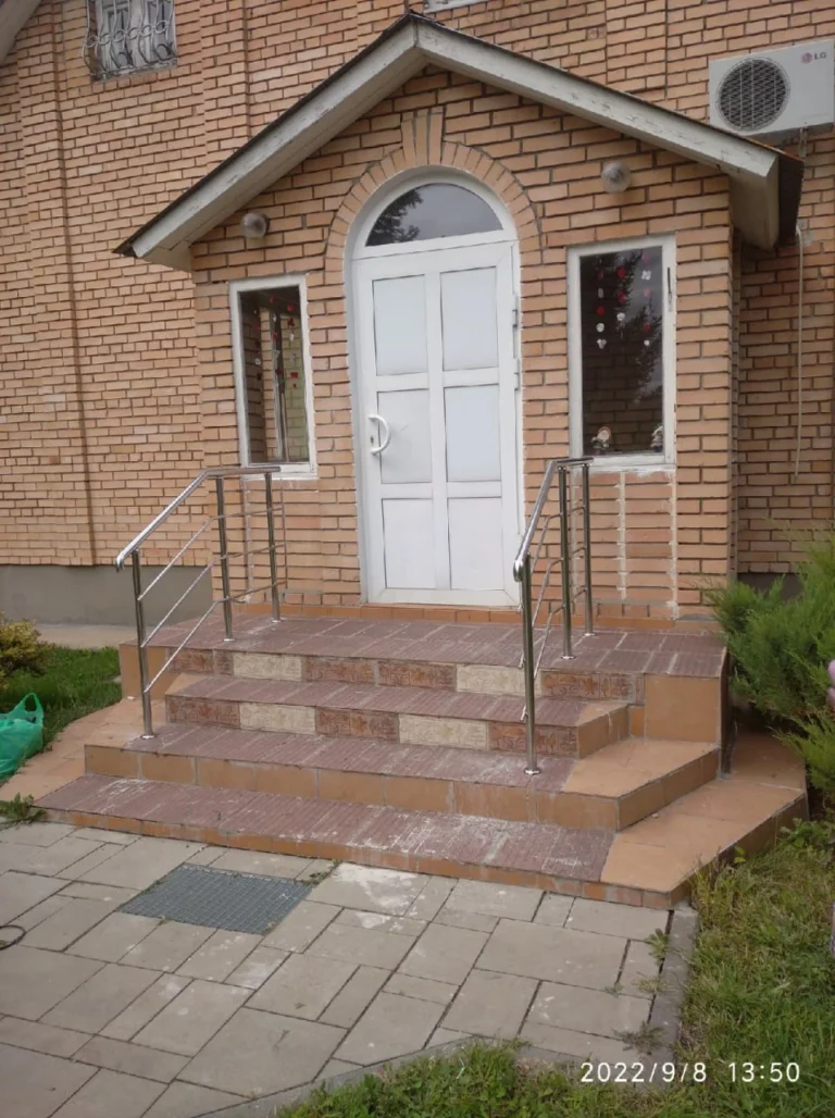 Перила на крыльце частного дома